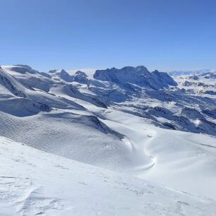 Vpravo pohled na Matterhorn vlevo Rimpfischhorn