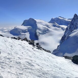 Vlevo pohled na Strahlhorn