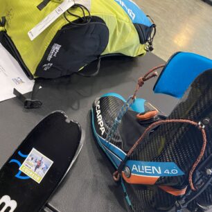 Přísná kontrola výbavy pří prezentaci v Areches
