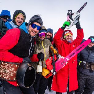 Rozběsněný dav fanoušků na Col de la Forclaz