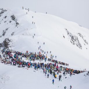 Zpívající fanoušci skialpinismu na Col de La Forclaz