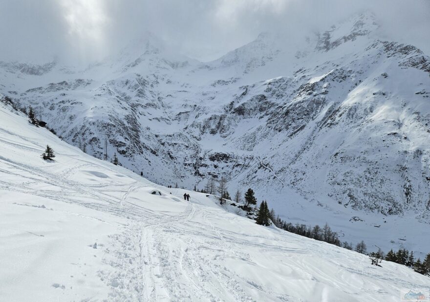 Pohled od restaurace u mezistanice zpátky na další stoupající družstvo
