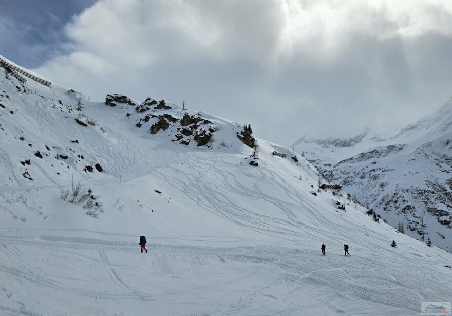 Příchod k mezistanici pod červenou sjezdovkou S6