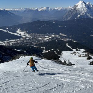 Sjezd ze Seefeld Jochu s výhledem na místní skialpovou dominantu Hohe Mund (2662 m)