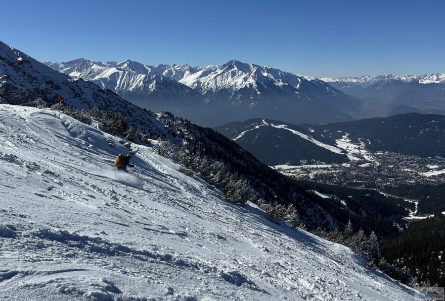 Sjezd ze Seefeld Jochu může v horní části vést kousek i tímto freeridem
