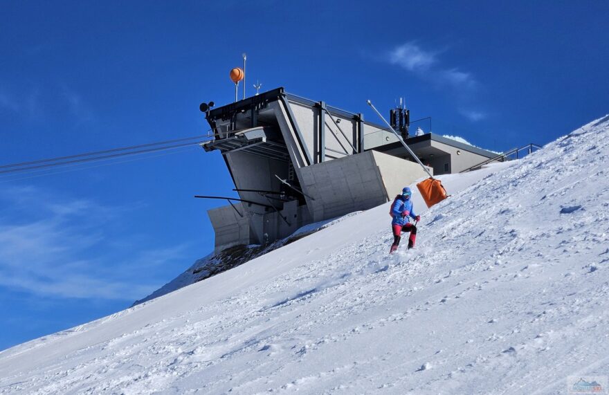 Sjezd pod horní stanicí kabinové lanovky