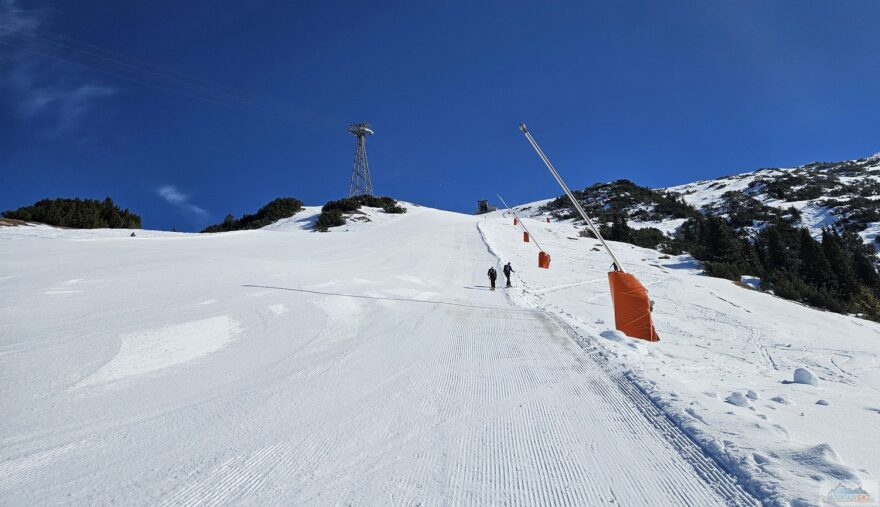 Černá sjezdovka nad Roshütte kolem poledne v neděli na začátku března 2025