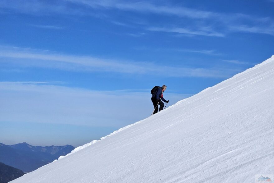 Výstup po trase A vedle černé sjezdovky