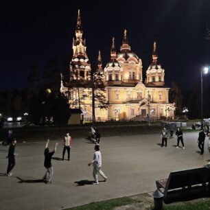 Noční Almaty a mládež hrající i v pozdních hodinách volejbal, teda si spíše pinkali