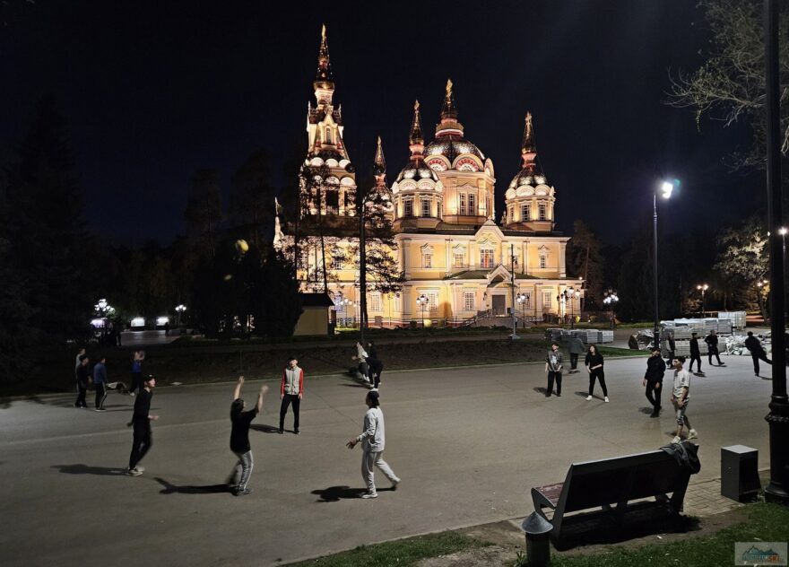 Noční Almaty a mládež hrající i v pozdních hodinách volejbal, teda si spíše pinkali