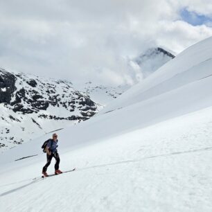 Nad Geirangerfjordem je spousta skialpinistických možností na ledovcích i mimo ně - jeden z mnoha výstupů