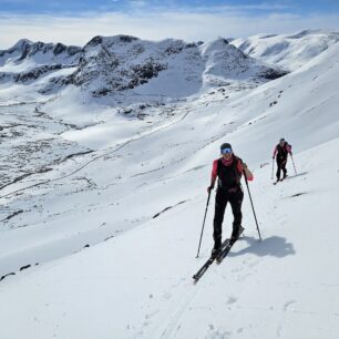 Skialpinistky vysmáté při výstupu v oblasti Trollstigen