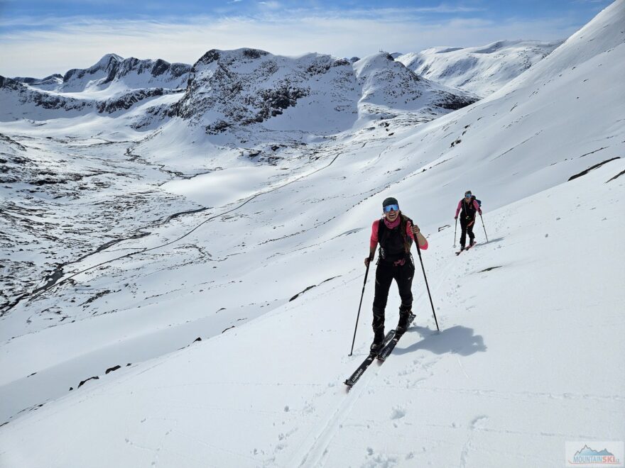 Skialpinistky vysmáté při výstupu v oblasti Trollstigen
