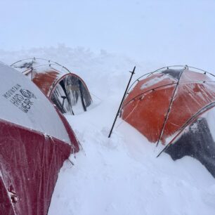 První týden expedice jsme měli převážně bílou tmu, každodenní návaly sněhu a silný vítr, co pár hodin jsme odhazovali stany a postupovali pomalu, resp. jeden den vůbec