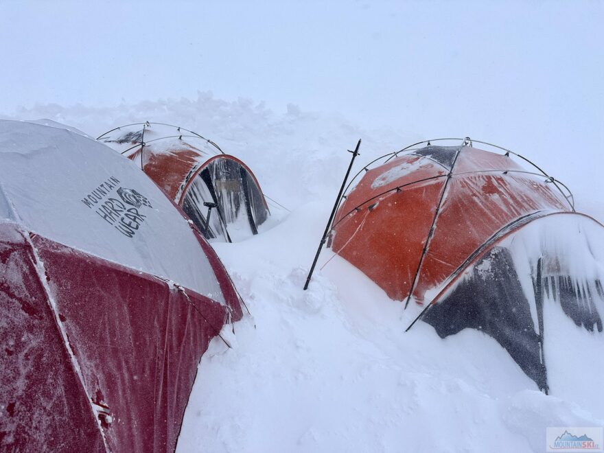 První týden expedice jsme měli převážně bílou tmu, každodenní návaly sněhu a silný vítr, co pár hodin jsme odhazovali stany a postupovali pomalu, resp. jeden den vůbec