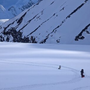 Čím jste výš, tím je to prudší a tady jsme teprve na začátku. Placka, pohoda – na zádech 25 kg a dalších 35 kg na saních za sebou. Od prvního tábora dál už je ale kopec prudší a bagáž jsme začali rozdělovat do dvou až tří vynášek