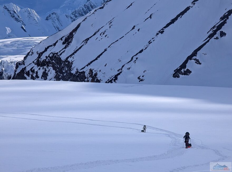 Čím jste výš, tím je to prudší a tady jsme teprve na začátku. Placka, pohoda – na zádech 25 kg a dalších 35 kg na saních za sebou. Od prvního tábora dál už je ale kopec prudší a bagáž jsme začali rozdělovat do dvou až tří vynášek