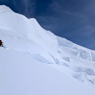 Parádní lyžovačka ve 4500 metrech nad 14K kempem, kde si kreslíme vlastní stopy