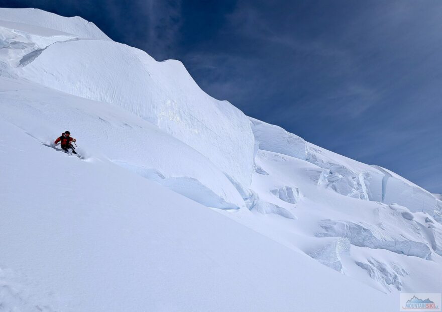 Parádní lyžovačka ve 4500 metrech nad 14K kempem, kde si kreslíme vlastní stopy