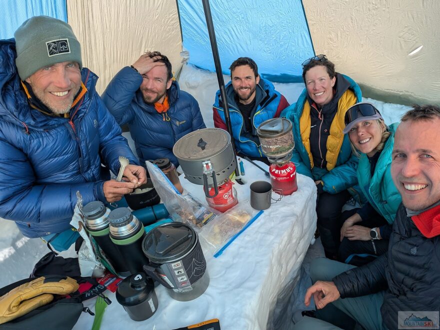 Naše banda! Ve 14K kempu jsme si postavili společný tarp, pod kterým jsme si vykopali malý společný obývák/kuchyňku/relax zónu