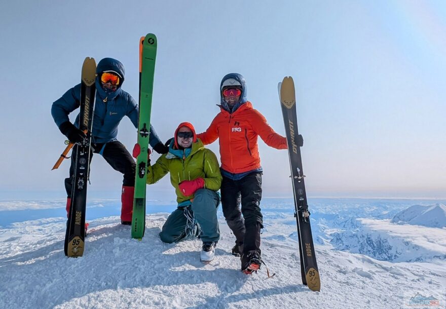 Vrchol Denali, já v návlecích, bráchové Vorlové jen s vyhřívanými ponožkami