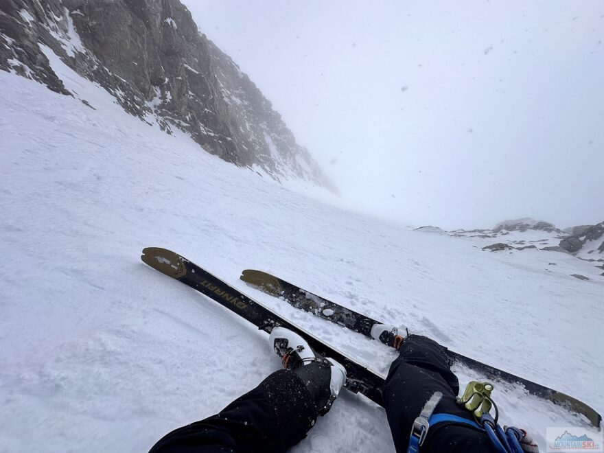 Sjezd Rescue Gully, na fotce to klasicky vypadá jako modrá sjezdovka, nejprudší úsek byl v tenhle moment už za námi
