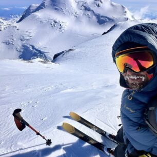 Výhled z North Peaku na South Peak neboli hlavní vrchol Denali, pásy smotané, boty zacvaknuté, hurá dolů!