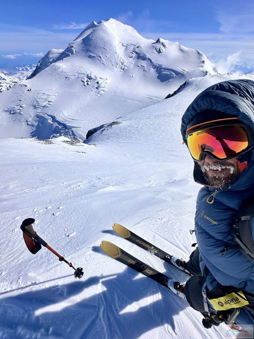 Výhled z North Peaku na South Peak neboli hlavní vrchol Denali, pásy smotané, boty zacvaknuté, hurá dolů!
