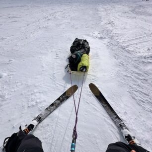 Z mírného kopce vezete sáně za sebou, vedle sebe nebo si je klidně hodíte na ramena. Z prudšího kopce se role tahače mění. Mimochodem, nezapomeňte na extra lanka a karabinky, abyste si měli z čeho udělat postroj!
