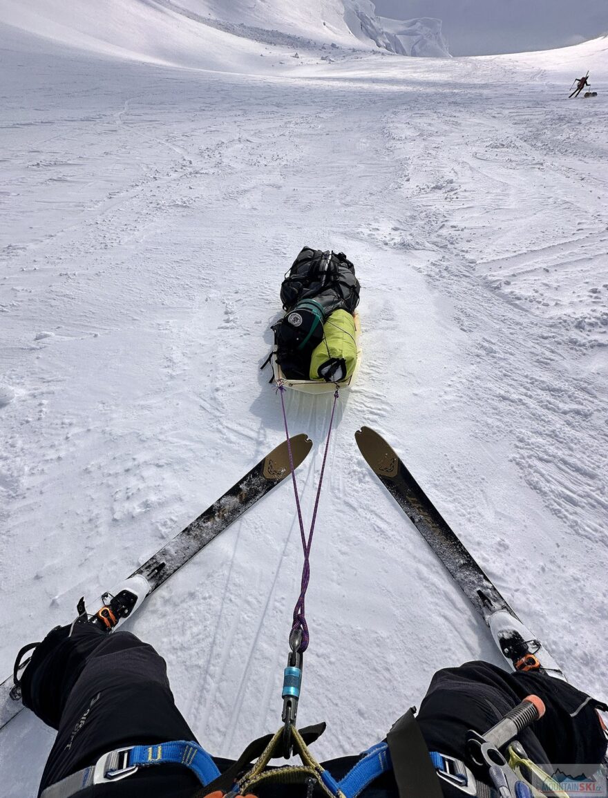 Z mírného kopce vezete sáně za sebou, vedle sebe nebo si je klidně hodíte na ramena. Z prudšího kopce se role tahače mění. Mimochodem, nezapomeňte na extra lanka a karabinky, abyste si měli z čeho udělat postroj!