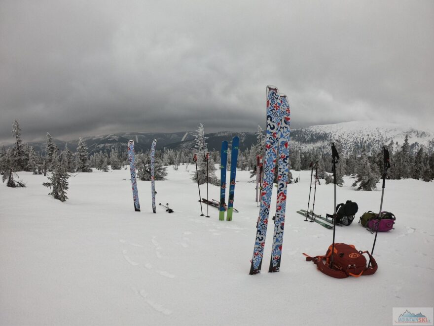 G3 lyžařské depo na hřebenu