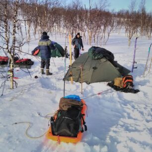 S backcountry běžkama a pulkama na lyžařském přechodu