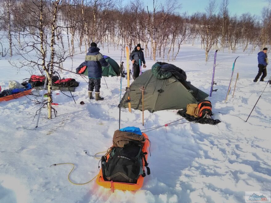 S backcountry běžkama a pulkama na lyžařském přechodu