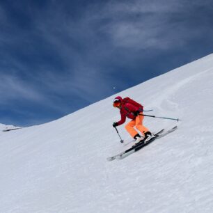Se sluncem nad hlavou volným terénem