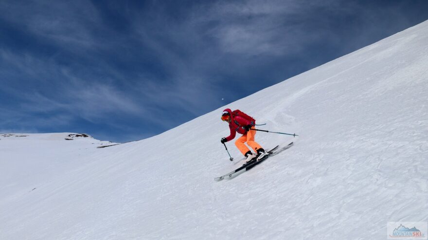 Se sluncem nad hlavou volným terénem