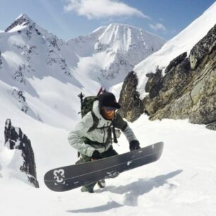 Se splitboardem je do strmých svahů občas nutné jít pěšky