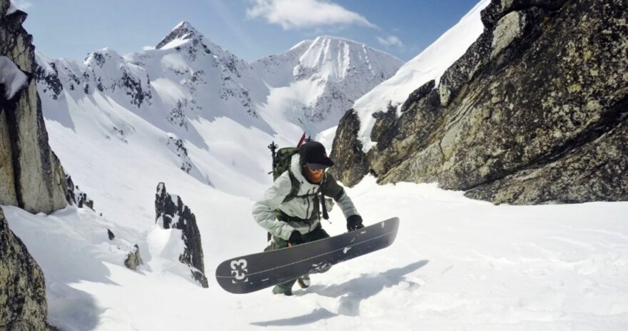 Se splitboardem je do strmých svahů občas nutné jít pěšky