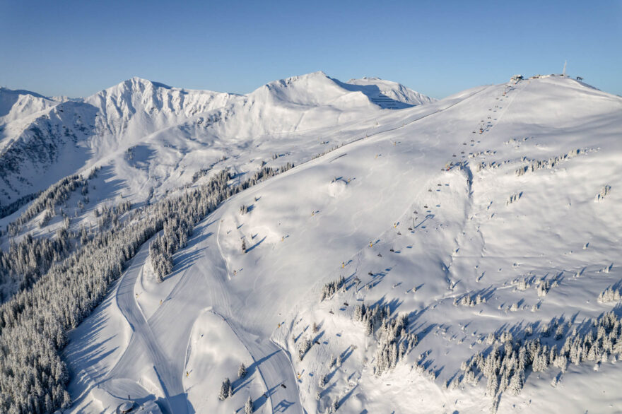 Lyžařské středisko Skicircus Saalbach Hinterglemm Leogang Fieberbrunn, zasazené v srdci rakouských Alp, je nezapomenutelným místem pro zimní dovolenou. Andreas Putz