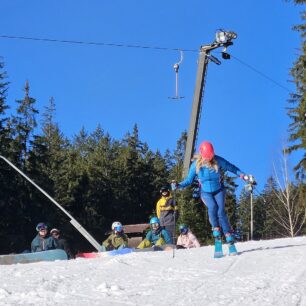 Nácvik přeskakované oblouku v lyžařském středisku Bílá