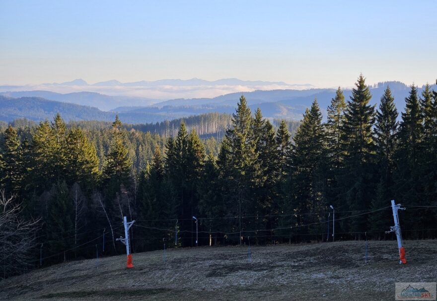 Výhled od Horského hotelu Charbulák na Malou Fatru
