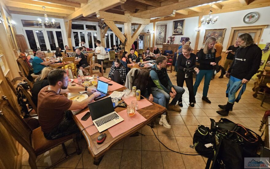 Přednáškový sál byl v době večeře poloprázdný, jinak bylo úplně plno