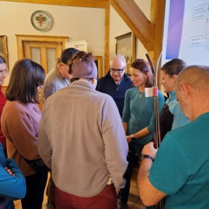 Marie Zelená a Eva Matějovičová v obležení zájemců o závodní skialp