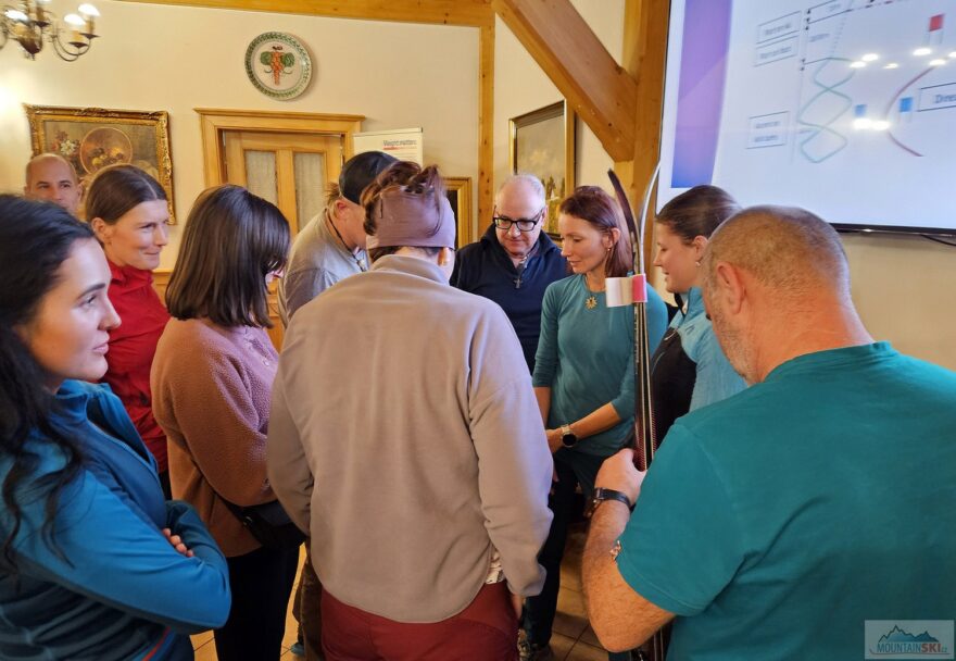 Marie Zelená a Eva Matějovičová v obležení zájemců o závodní skialp
