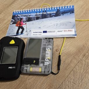 Tištěný průvodce skitouringovými trasami na moravsko-slovenském pomezí a nejnovější lavinové vyhledávače Pieps IPS PRO a Pieps IPS MICRO