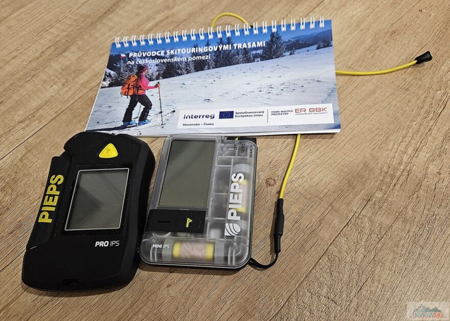 Tištěný průvodce skitouringovými trasami na moravsko-slovenském pomezí a nejnovější lavinové vyhledávače Pieps IPS PRO a Pieps IPS MICRO