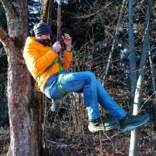 Sebezáchrana ve visu v rámci workshopu Lanové techniky pro pohyb na ledovci