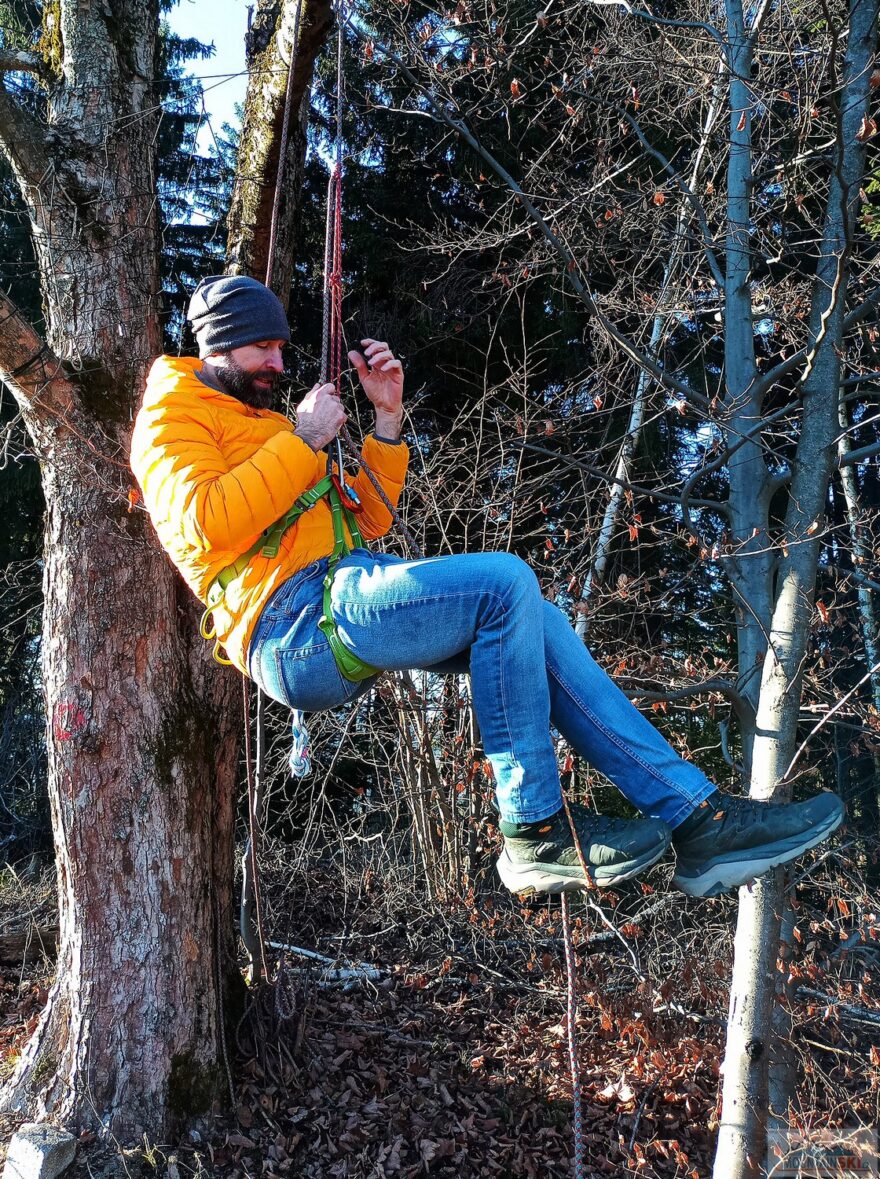 Sebezáchrana ve visu v rámci workshopu Lanové techniky pro pohyb na ledovci