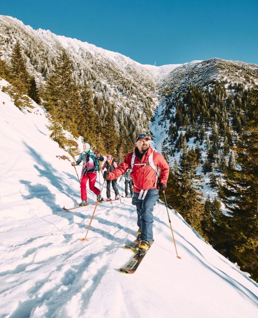 Horský vůdce Vojta Dvořák při vedení jedné z túr v Krkonoších, foto: Tomáš Binter, Skialpuj.cz
