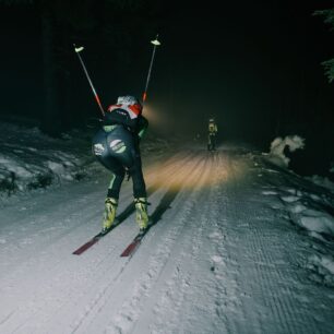 Jeden ze sjezdů nočního závodu Noc tuleních pásů, foto: Tomáš Binter, Skialpuj.cz