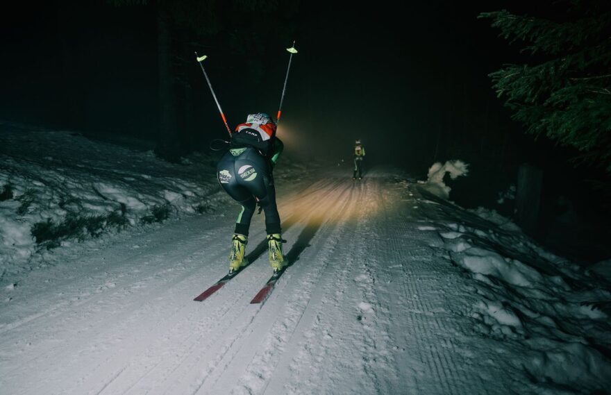 Jeden ze sjezdů nočního závodu Noc tuleních pásů, foto: Tomáš Binter, Skialpuj.cz